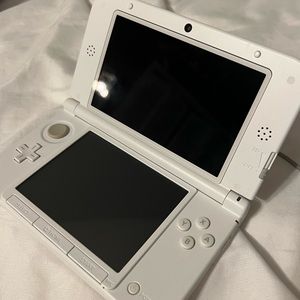 Nintendo 3ds xl Disney Magical World Edition (Charger Included)